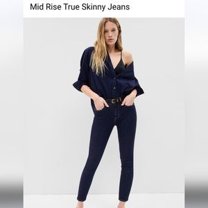 EUC mid rise GAP true skinny jeans